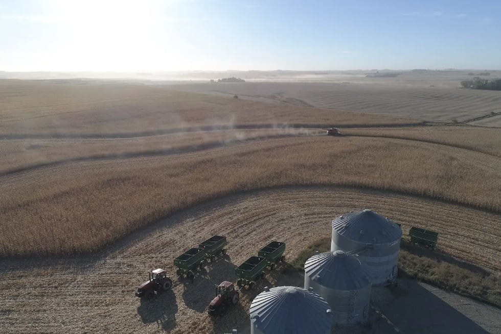 Over 70 Iowa farmers help Kingsley family with harvest after father killed in farm accident.